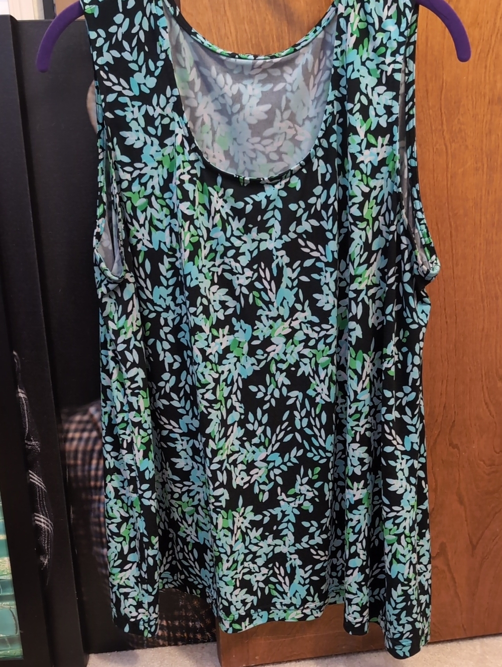 Sleeveless Scoop Neck Floral Tank Top in Black and Teal